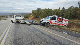 Isparta'da cenaze nakil aracı şarampole devrildi: Sürücü yaralandı