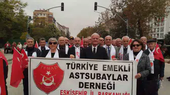 Eskişehir'de emekli astsubaylar 29 Ekim geçit törenine katıldı