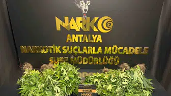 Antalya'da uyuşturucu tacirlerine operasyon: 32 baskında binlerce sentetik ecza yakalandı