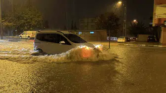 Adıyaman'da şiddetli sağanak hayatı felç etti: Araçlar göle dönen yollarda mahsur kaldı