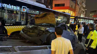 Küçükçekmece'de otomobil minibüse çarptı, iki yolcu hastaneye kaldırıldı