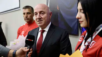 Dünya gençler kick boks şampiyonu Ezel Nur Karalar’a altın ödül verildi
