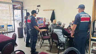 Jandarma çocukları silahlara karşı bilinçlendirmek için broşür dağıttı