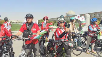 Bergamalı Emine Aktürk İran'daki çocuklar için 3 bin kilometre pedal çevirdi