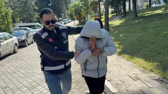 Kıskançlık nedeniyle karısını bıçaklayan koca adliyeye sevk edildi