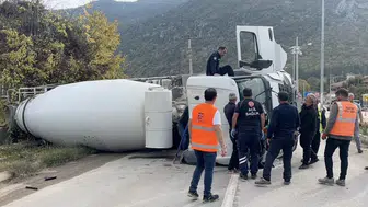 Çorum'da freni boşalan beton mikseri otomobile çarparak devrildi: 3 yaralı