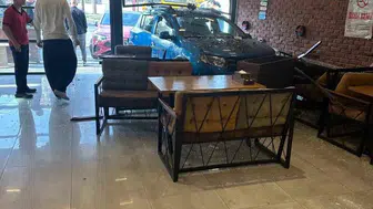 Esenyurt'ta kadın sürücünün çarptığı otomobil börekçiye daldı