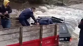 Aydın'da sel sularında mahsur kalan otomobildeki iki kişi son anda kurtarıldı