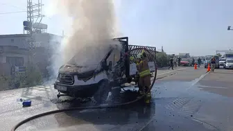Hatay'da alevlere teslim olan pikap yanarak kullanılmaz hale geldi