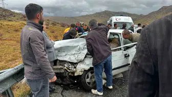 Bitlis'te iki otomobil kafa kafaya çarpıştı: 5 yaralı