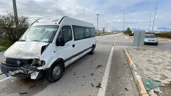 Karaman'da kavşakta minibüs ile otomobil çarpıştı: 1 yaralı