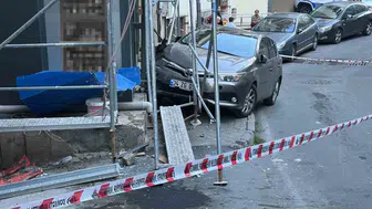 Şişli’de kontrolden çıkan araç, marketten çıkan vatandaşa çarptı
