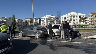 Nevşehir'de KPSS yolunda 5 araç birbirine girdi: 2 yaralı