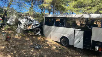 İzmir'de turistleri taşıyan otobüs şarampole uçtu: 1 ölü, 7 yaralı