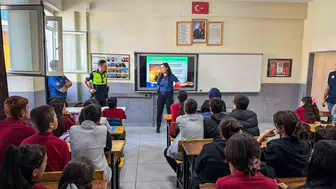 Muradiye'de öğrencilere trafik ve güvenli internet eğitimi verildi