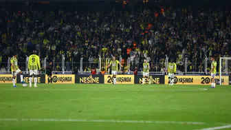 Fenerbahçe evinde Göztepe'ye yenilerek liderin 9 puan gerisine düştü