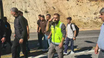 Siirt’te ponza yüklü tır devrildi, 1 kişi ağır yaralandı