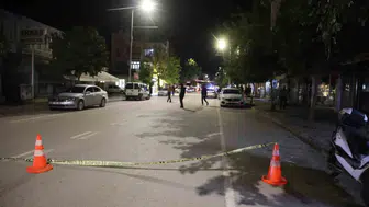 Adana'da tekel bayisine düzenlenen silahlı saldırıda ilgisiz iki kişi yaralandı