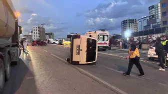 Kayseri'de minibüs, park halindeki otomobile çarparak yan yattı