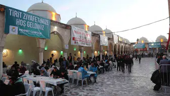 Şanlıurfa'da binlerce vatandaş geleneksel tirit sofrasında bir araya geldi