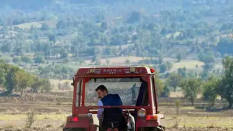 Hamamözü Kaymakamı Arslan traktör koltuğuna geçip tarla sürdü