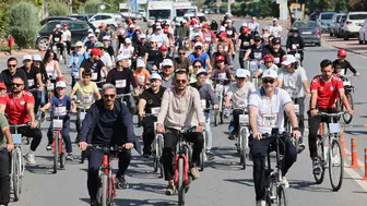 Kayseri'de doktorlar bisiklet turunda pedal çevirdi