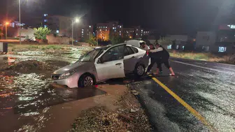 Kahta'da sağanak yağış caddeyi göle çevirdi, otomobil mahsur kaldı
