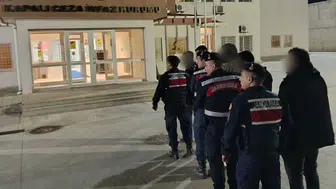 Kuşadası'nda durdurulan minibüsten 20 düzensiz göçmen çıktı: 5 organizatör tutuklandı