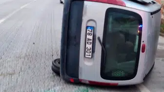 Karabük'te refüje çarpıp devrilen otomobildeki yolcu yaralandı