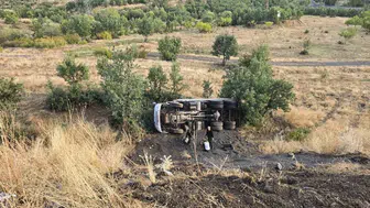 Bingöl’de devrilen kamyonda sürücü ağır yaralandı