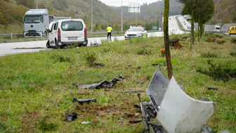 Samsun'da yağış nedeniyle kontrolden çıkan araç refüje çıktı: 3 yaralı