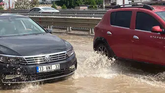 Mersin Erdemli'de etkili sağanak yağış nedeniyle su birikintileri oluştu