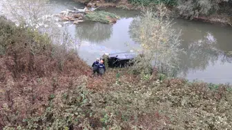Bolu'da kontrolden çıkan otomobil dereye uçtu