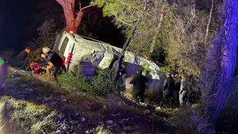 Antalya'da dağcıları taşıyan tur minibüsü şarampole devrildi: 15 yaralı