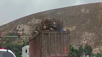 Aşırı demir yüküyle tır trafikte tehlike yarattı