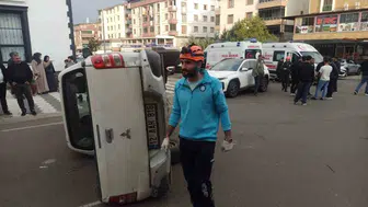Bingöl'de otomobil ile pikap çarpıştı: Yan yatan araçtaki 2 kişi yaralandı