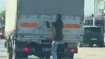 Bursa'da çocuğun kamyonet yolculuğu tehlike saçtı