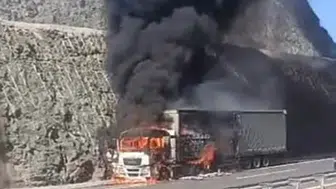 Mersin'de otoyolda iki tır yangını meydana geldi