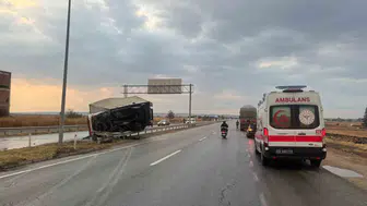 Babaeski'de kamyon bariyerlere çarparak devrildi: 1 yaralı