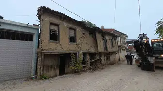 Yenişehir'de tehlike arz eden metruk binalar tek tek yıkılıyor