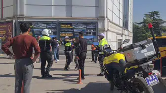 Karabük'te bıçağı boğazına dayayan şahsa polis müdahale etti