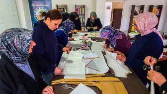 Kadınlar moda tasarımı kursunda meslek öğreniyor