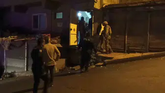 Para isteğini reddeden annesini bıçakla rehin alan şüpheli çatıya çıktı