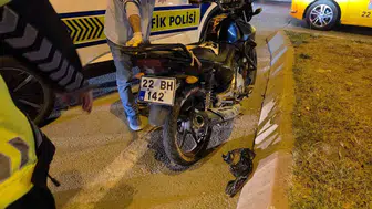 Polisten kaçan motosiklet sürücüsü otomobile çarptı