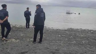 Van’da minibüs Erçek Gölü’ne uçtu, sürücü kurtuldu