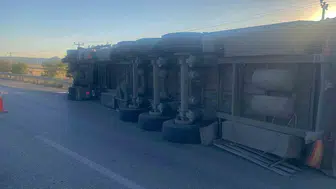 Konya'da pancar yüklü tır devrildi, 1 kişi yaralandı
