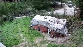 Kamyonet park halindeki otomobile çarpıp bahçeye uçtu