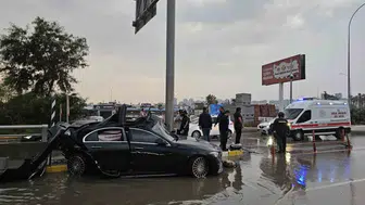 Adana'da tabela direğine çarpan otomobilin sürücüsü hayatını kaybetti