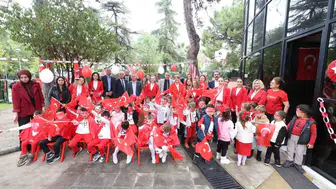 Şehzadeler'de minik öğrencilerden 29 Ekim Cumhuriyet Bayramı kutlaması