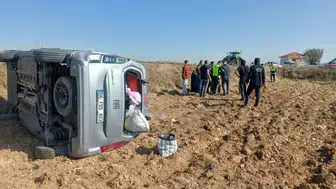 Çorum'da bariyerlere çarpan hafif ticari araç tarlaya devrildi: 2 yaralı
